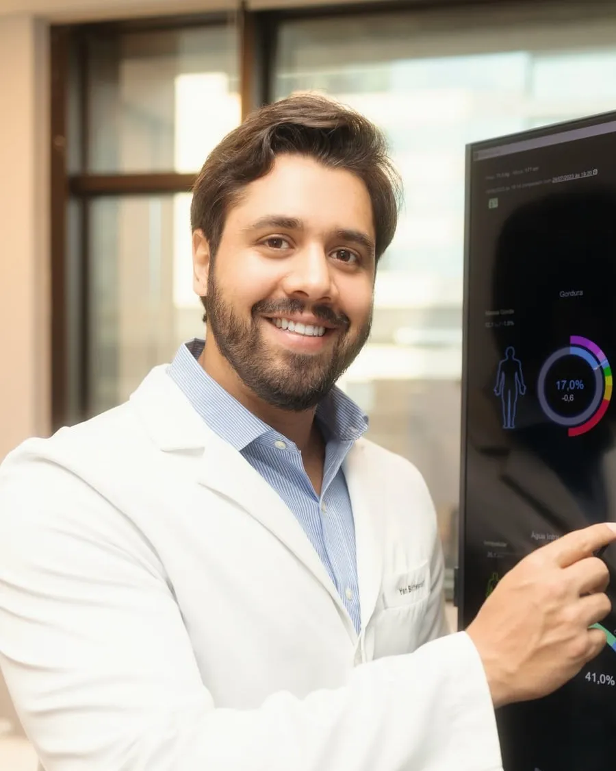 Yan Bittencourt, nutricionista clínico e esportivo, no consultório